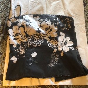 Cute strapless top !